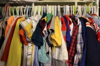 ubrania w szafie